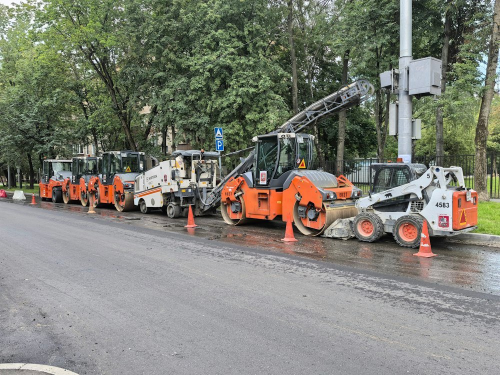 Makineri për ndërtimin e rrugëve mbi asfalt